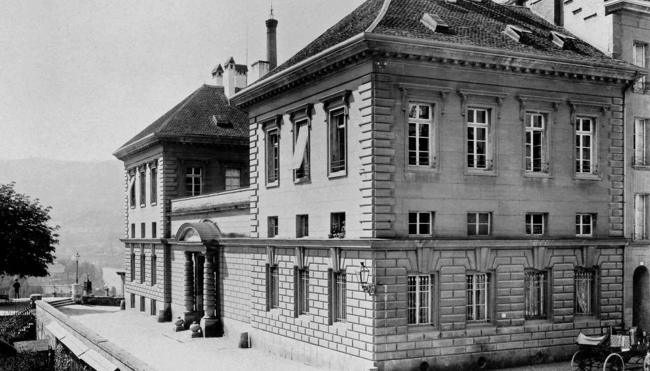 L’«Alte Münze» con la «Münztor am Gerberngraben». Progettata nel 1787 da J. D. Antoine, architetto della zecca parigina, e rilevata nel 1855 dalla Confederazione. Fino al 2017 è stata la sede del ristorante «zur Münz» dell’Hotel Bellevue Palace.