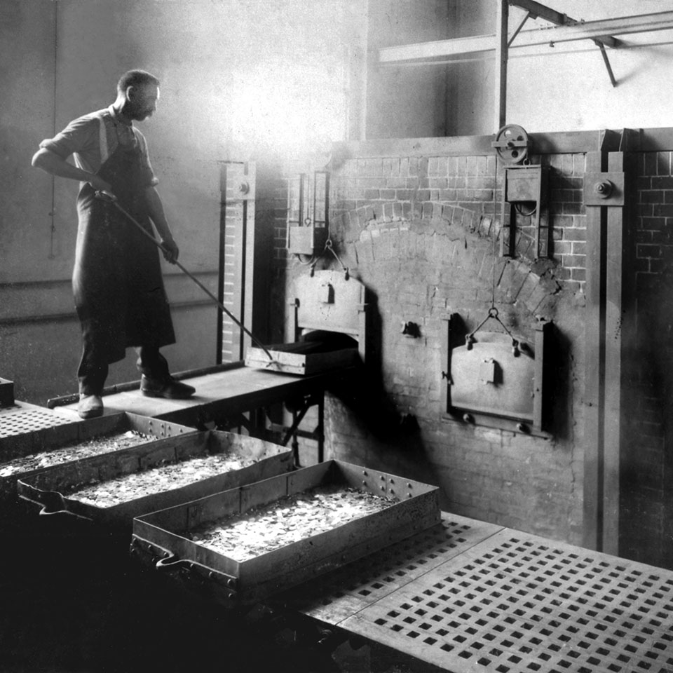 1908: Glühen der Rondellen in der Münzstätte, dies wird heute nicht mehr im Gebäude gemacht.