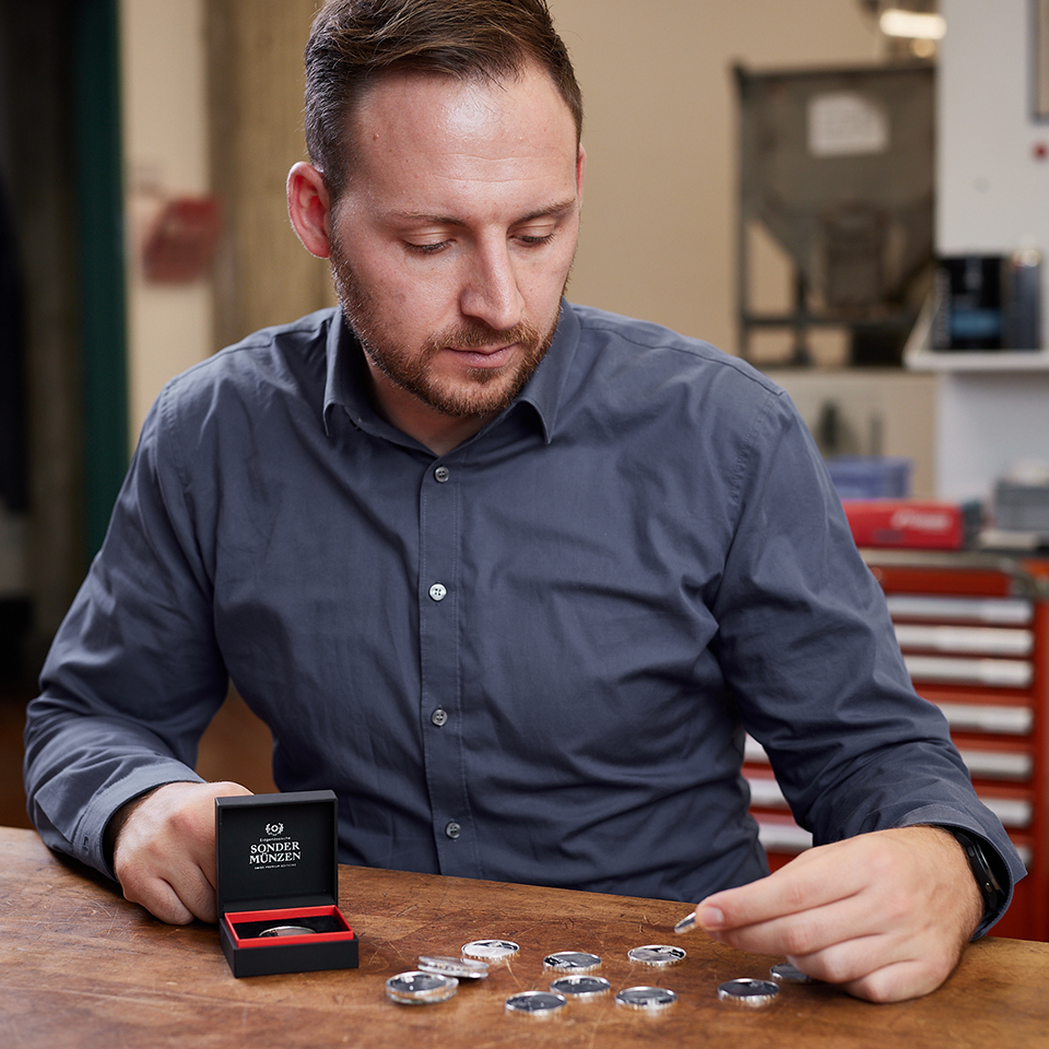 Jan Niklas Betz, Marketing und Verkaufsleiter Swissmint mit den neu verpackten Sondermünzen